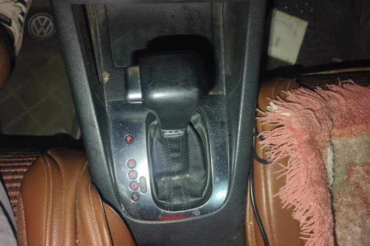 Used Volkswagen Sagitar 2011 1.4 TSI Automatic Tech Model Gear Lever