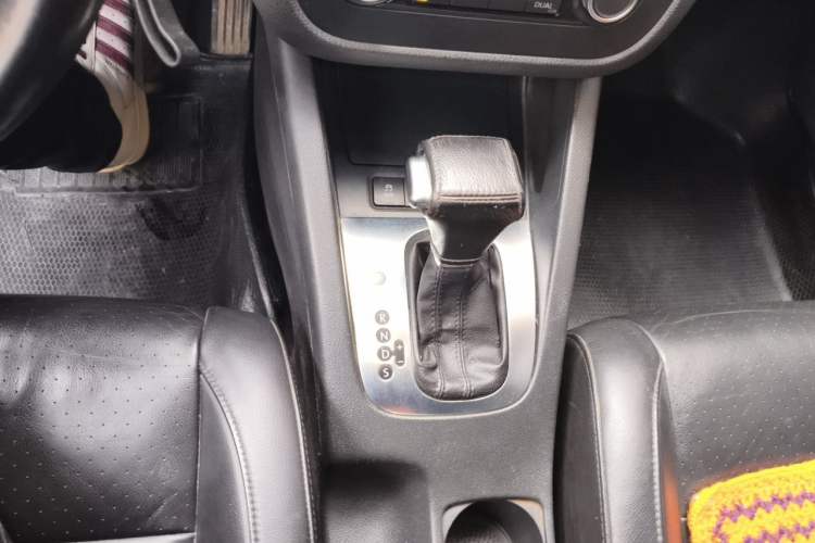 Used Volkswagen Sagitar 2011 1.4 TSI Automatic Luxury Edition Gear Lever