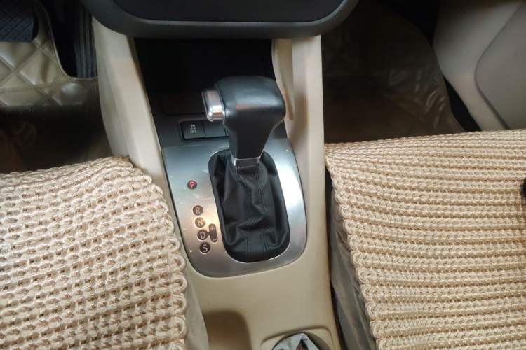 Used Volkswagen Sagitar 2011 1.6L Automatic Comfort Edition Gear Lever