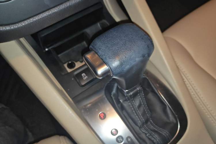 Used Volkswagen Sagitar 2011 1.6L Automatic Fashion Edition Gear Lever