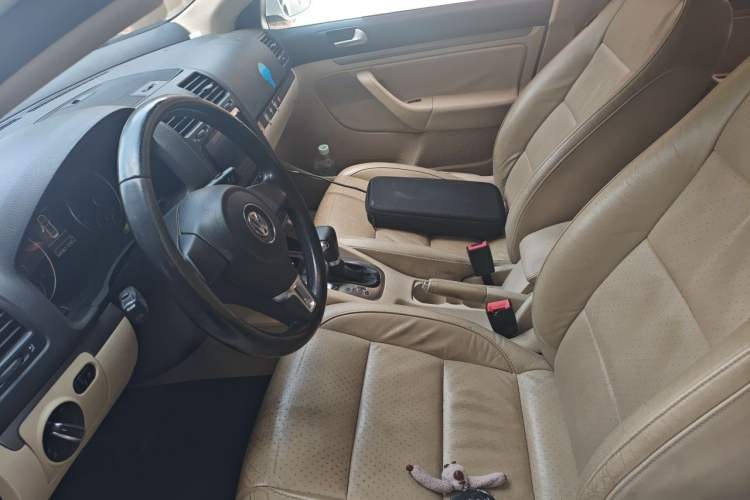 Used Volkswagen Sagitar 2011 1.4 TSI Automatic Luxury Edition Left Front Seat