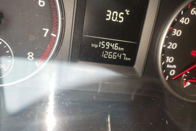 Used Volkswagen Sagitar 2011 1.6L Automatic Comfort Edition Odometer Close Up
