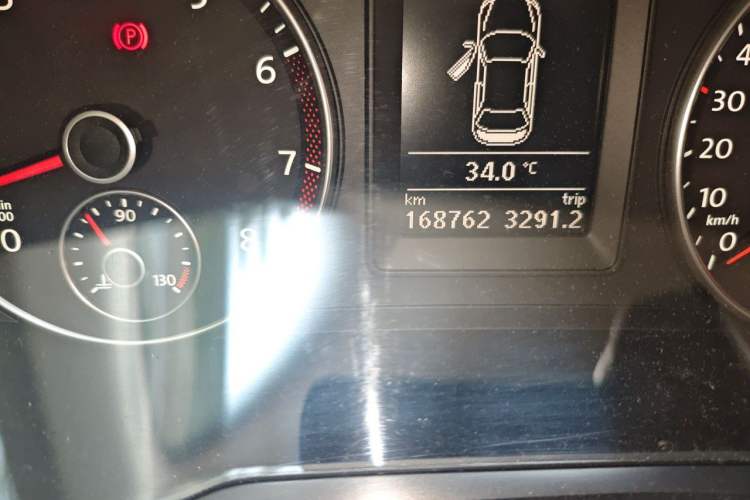 Used Volkswagen Sagitar 2011 1.4 TSI Automatic Luxury Edition Odometer Close Up