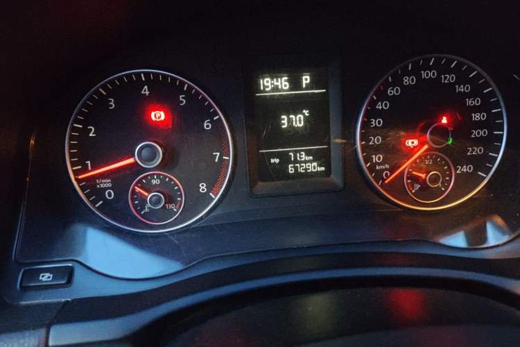 Used Volkswagen Sagitar 2011 1.6L Automatic Special Edition Odometer Close Up