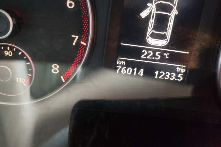 Used Volkswagen Sagitar 2011 1.4 TSI Automatic Tech Model Odometer Close Up