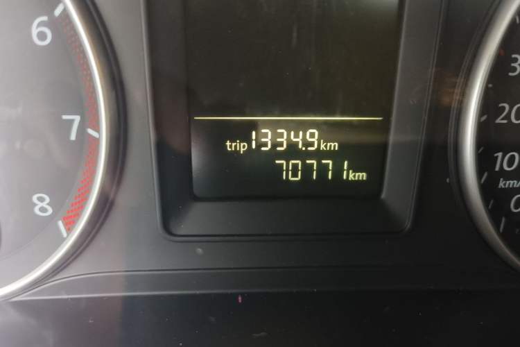 Used Volkswagen Sagitar 2011 1.6L Automatic Comfort Edition Odometer Close Up