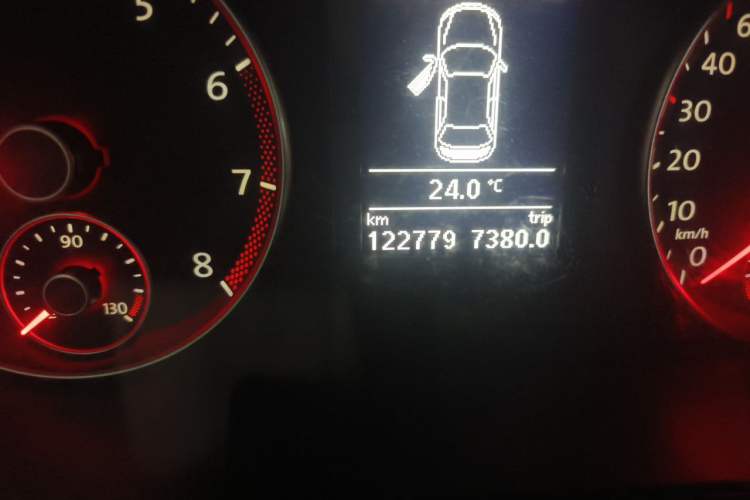 Used Volkswagen Sagitar 2011 1.4 TSI Automatic Tech Model Odometer Close Up