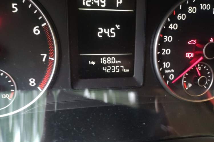 Used Volkswagen Sagitar 2011 1.6L Automatic Comfort Edition Odometer Close Up
