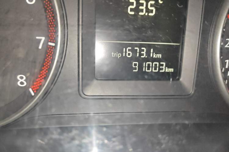 Used Volkswagen Sagitar 2011 1.6L Automatic Fashion Edition Odometer Close Up