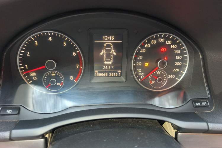 Used Volkswagen Sagitar 2011 1.4 TSI Manual Luxury Edition Odometer Close Up