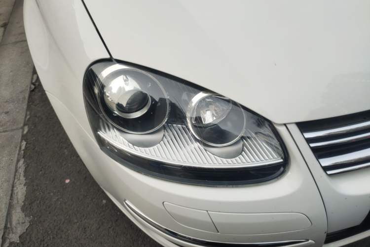 Used Volkswagen Sagitar 2011 1.6L Automatic Comfort Edition Right Front Headlight