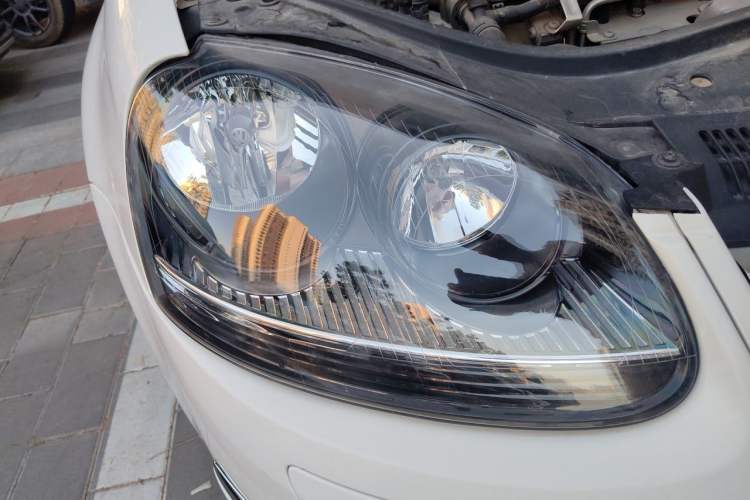 Used Volkswagen Sagitar 2011 1.4 TSI Automatic Tech Model Right Front Headlight