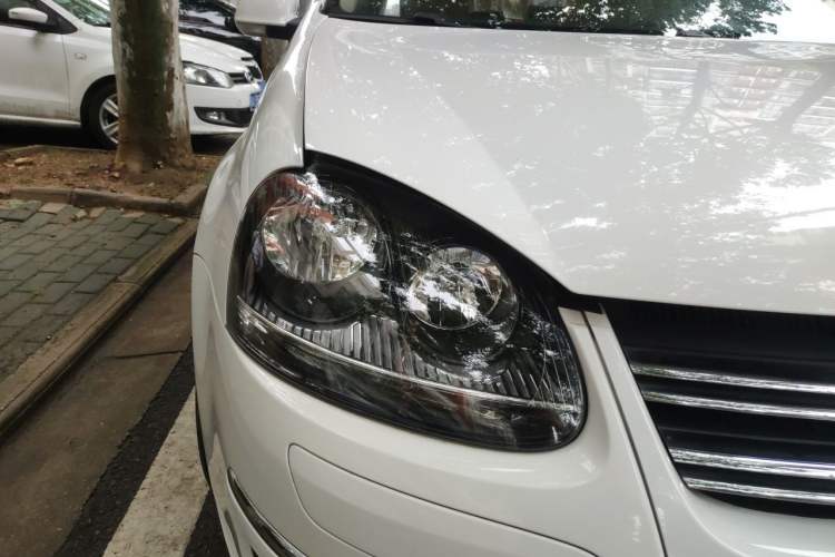 Used Volkswagen Sagitar 2011 1.6L Automatic Comfort Edition Right Front Headlight