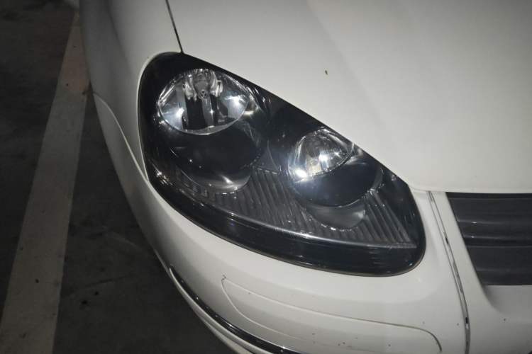 Used Volkswagen Sagitar 2011 1.6L Automatic Fashion Edition Right Front Headlight