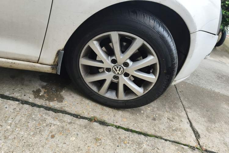 Used Volkswagen Sagitar 2011 1.6L Manual Comfort Version Right Front Wheel Hub