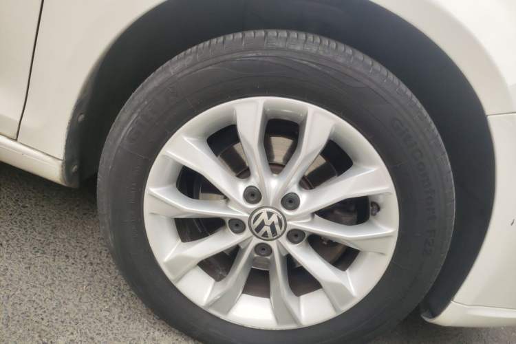 Used Volkswagen Sagitar 2011 1.6L Automatic Comfort Edition Right Front Wheel Hub