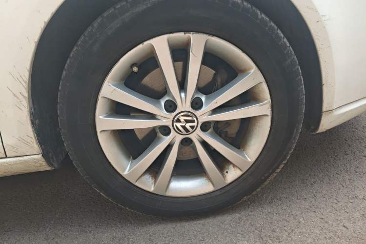 Used Volkswagen Sagitar 2011 1.4 TSI Automatic Luxury Edition Right Front Wheel Hub