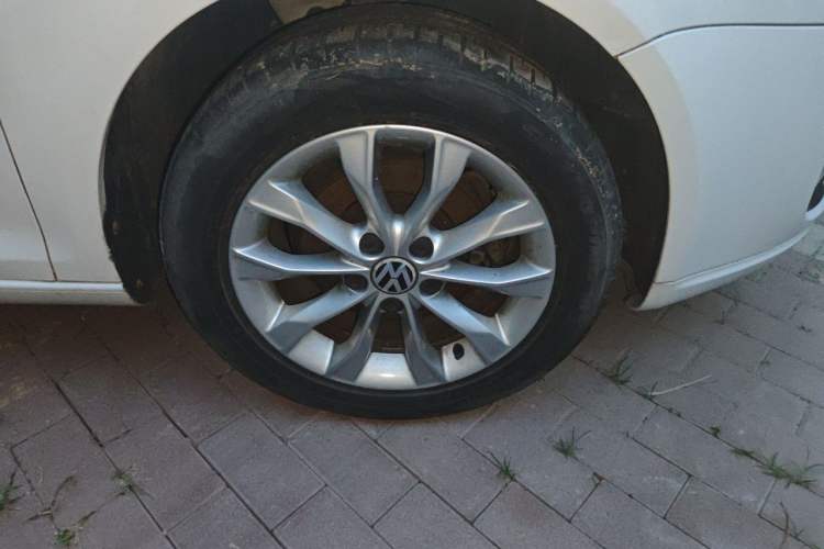 Used Volkswagen Sagitar 2011 1.6L Automatic Special Edition Right Front Wheel Hub