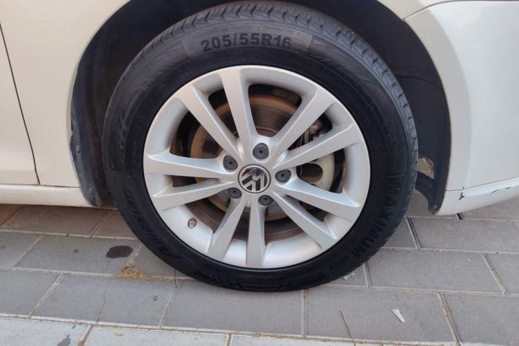 Used Volkswagen Sagitar 2011 1.4 TSI Automatic Tech Model Right Front Wheel Hub