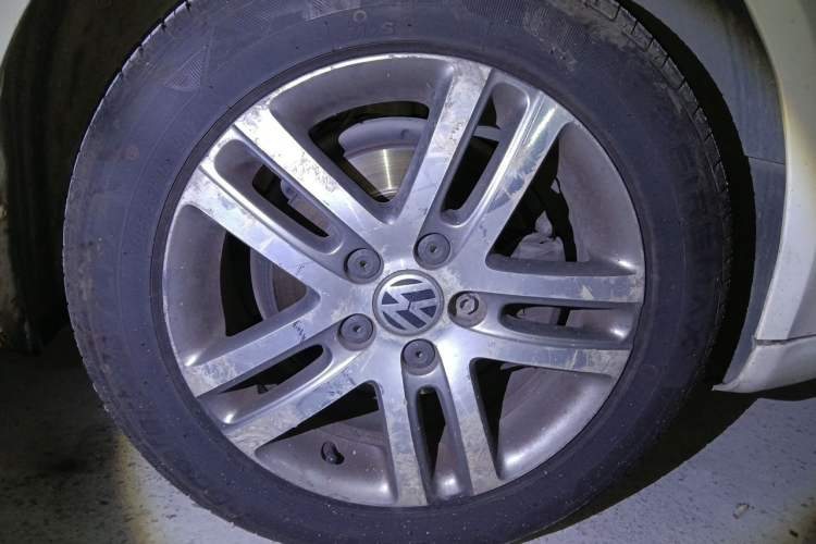 Used Volkswagen Sagitar 2011 1.6L Automatic Fashion Edition Right Front Wheel Hub