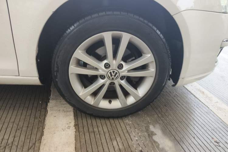 Used Volkswagen Sagitar 2011 1.6L Automatic Comfort Edition Right Front Wheel Hub