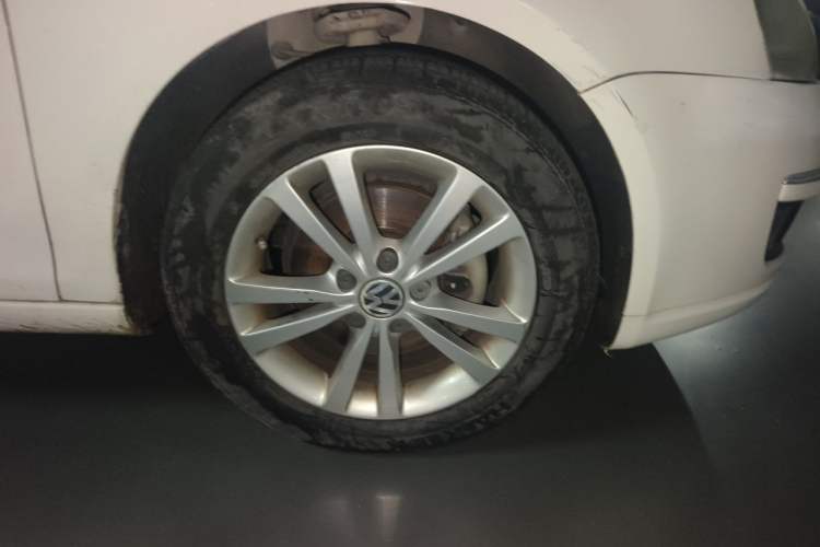 Used Volkswagen Sagitar 2011 1.4 TSI Automatic Tech Model Right Front Wheel Hub