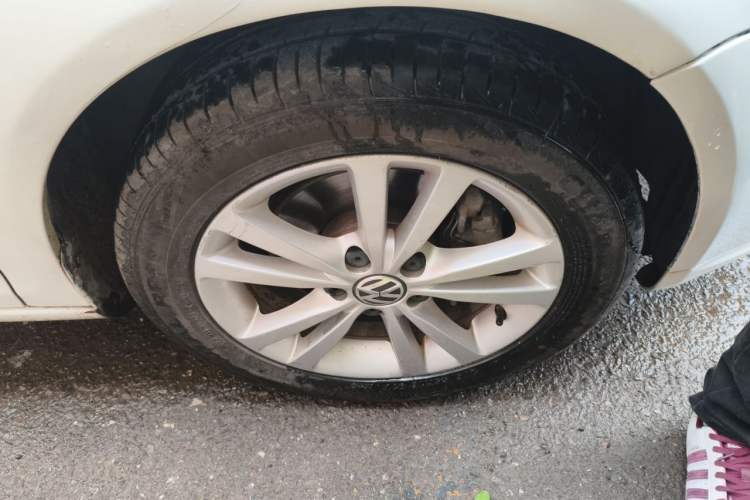 Used Volkswagen Sagitar 2011 1.4 TSI Automatic Luxury Edition Right Front Wheel Hub