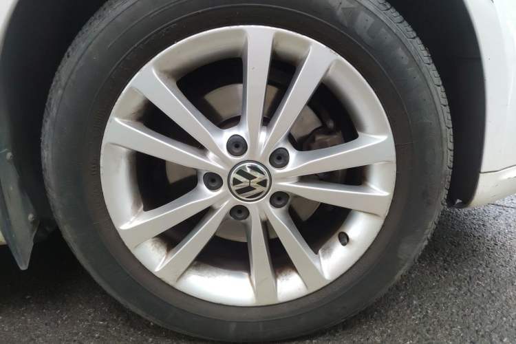 Used Volkswagen Sagitar 2011 1.6L Automatic Comfort Edition Right Front Wheel Hub