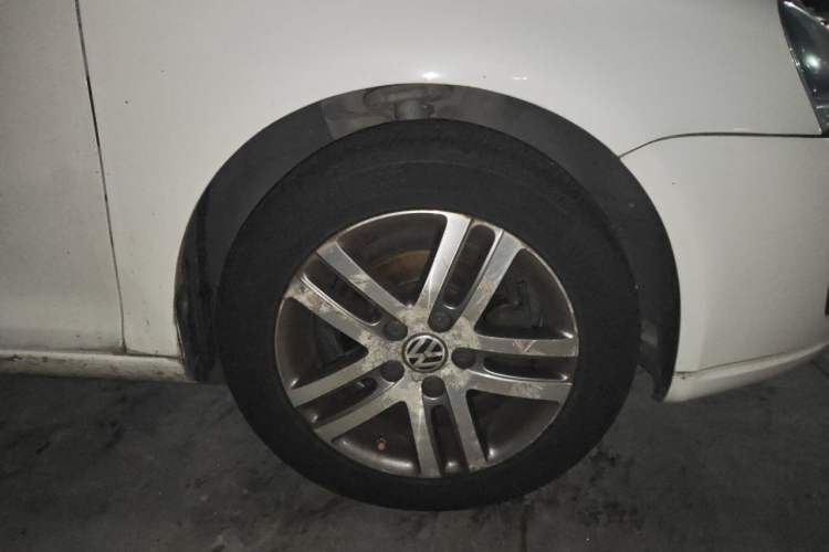 Used Volkswagen Sagitar 2011 1.6L Automatic Fashion Edition Right Front Wheel Hub