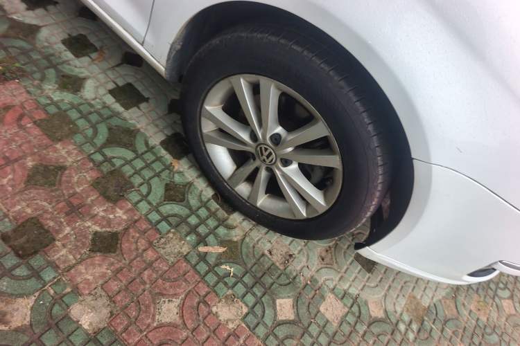 Used Volkswagen Sagitar 2011 1.4 TSI Manual Luxury Edition Right Front Wheel Hub