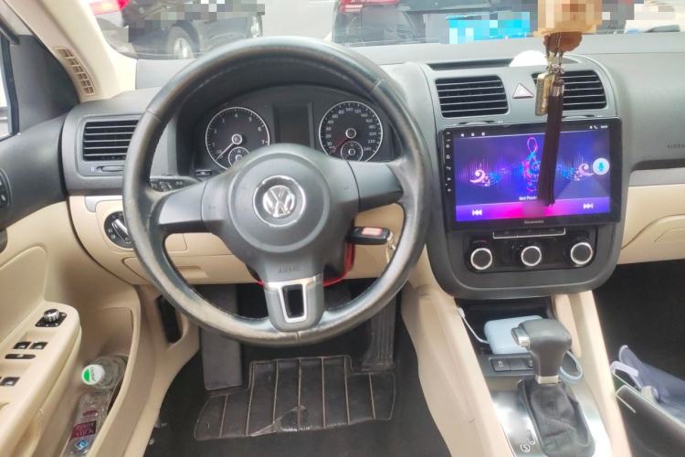Used Volkswagen Sagitar 2011 1.6L Automatic Comfort Edition Steering Wheel