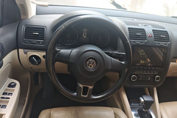 Used Volkswagen Sagitar 2011 1.4 TSI Automatic Luxury Edition Steering Wheel