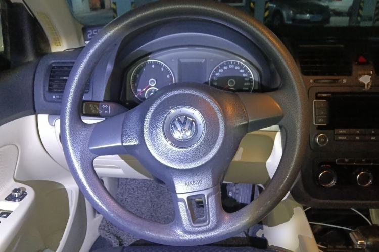 Used Volkswagen Sagitar 2011 1.6L Automatic Fashion Edition Steering Wheel