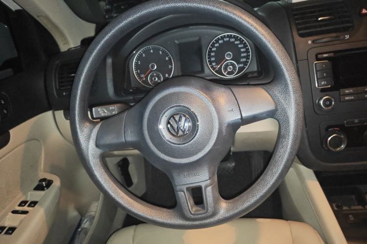 Used Volkswagen Sagitar 2011 1.6L Automatic Fashion Edition Steering Wheel