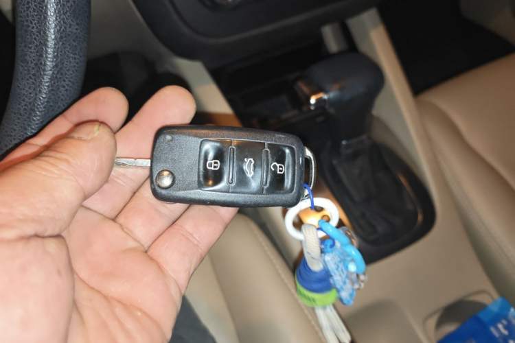 Used Volkswagen Sagitar 2011 1.6L Automatic Fashion Edition Vehicle Key