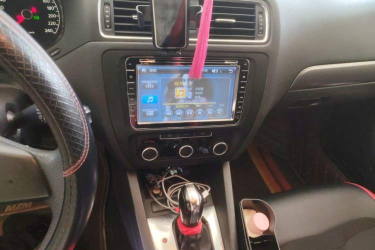 Used Volkswagen Sagitar 2012 1.6L Automatic Fashion Edition Audio And AC Panel