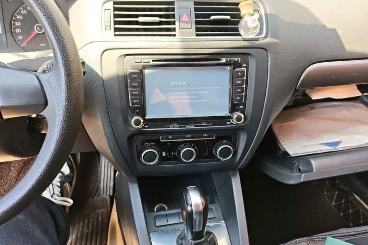 Used Volkswagen Sagitar 2012 1.6L Automatic Fashion Edition Audio And AC Panel