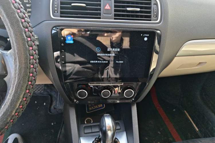 Used Volkswagen Sagitar 2012 1.6L Automatic Comfort Edition Audio And AC Panel