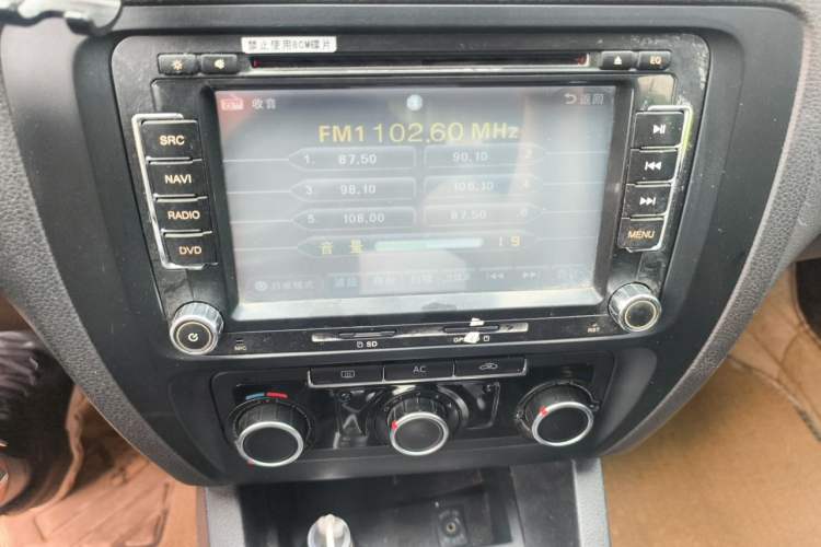 Used Volkswagen Sagitar 2012 1.6L Automatic Comfort Edition Audio And AC Panel