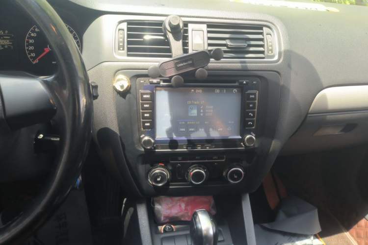 Used Volkswagen Sagitar 2012 1.6L Automatic Comfort Edition Audio And AC Panel