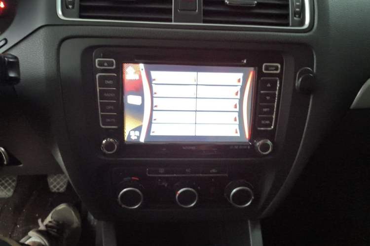 Used Volkswagen Sagitar 2012 1.6L Manual Comfort Model Audio And AC Panel