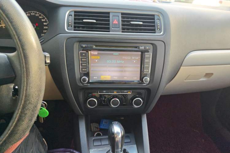 Used Volkswagen Sagitar 2012 1.6L Automatic Comfort Edition Audio And AC Panel