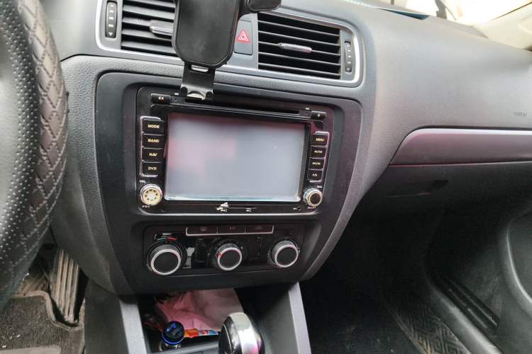 Used Volkswagen Sagitar 2012 1.6L Automatic Fashion Edition Audio And AC Panel