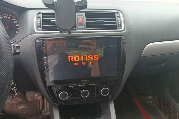 Used Volkswagen Sagitar 2012 1.6L Manual Comfort Model Audio And AC Panel