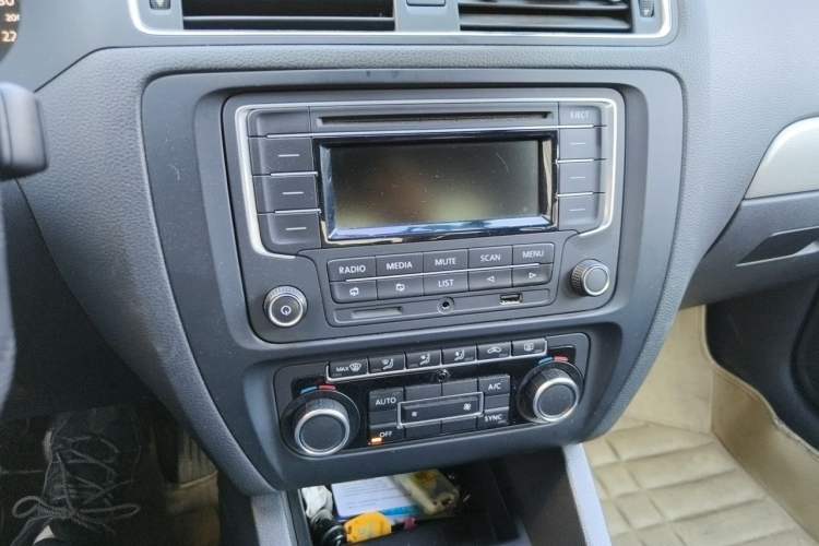 Used Volkswagen Sagitar 2012 1.4TSI Manual Luxury Model Audio And AC Panel