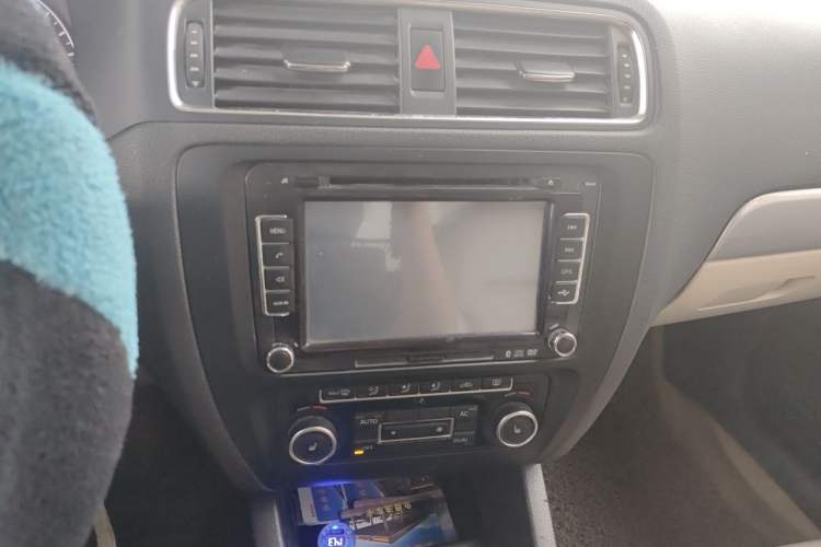 Used Volkswagen Sagitar 2012 1.4TSI Manual Luxury Model Audio And AC Panel