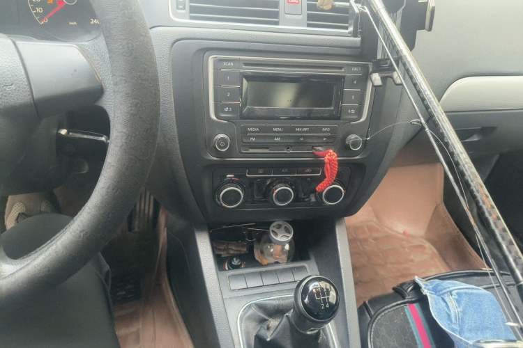 Used Volkswagen Sagitar 2012 1.6L Manual Comfort Model Audio And AC Panel