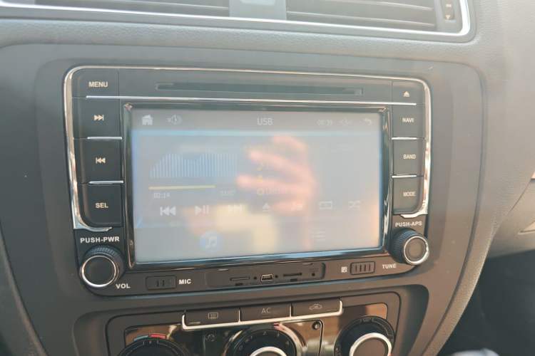 Used Volkswagen Sagitar 2012 1.6L Automatic Comfort Edition Audio And AC Panel