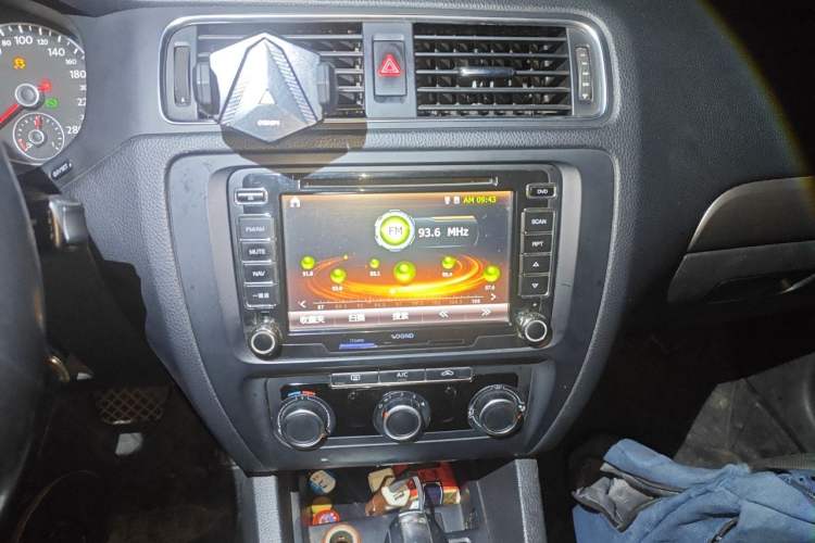 Used Volkswagen Sagitar 2012 1.4TSI Automatic Fashion Edition Audio And AC Panel