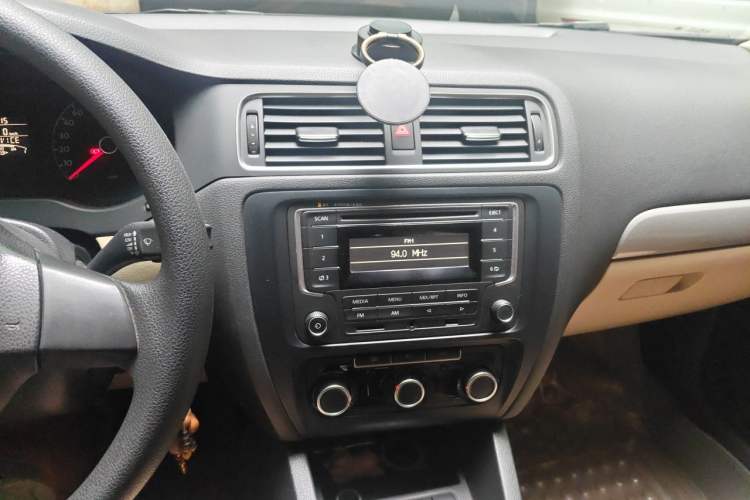 Used Volkswagen Sagitar 2012 1.6L Manual Comfort Model Audio And AC Panel